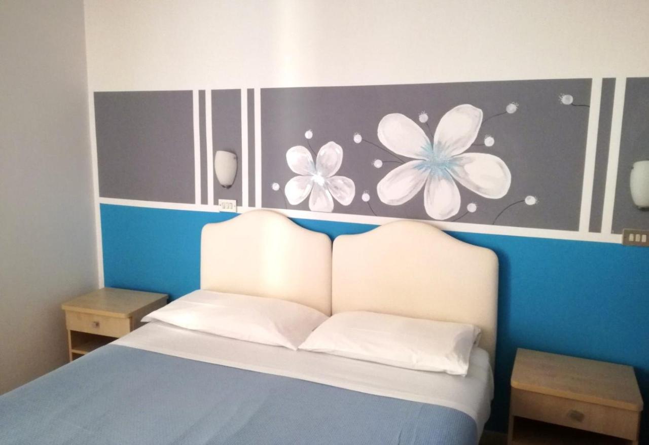 Hotel Serafini Римини Экстерьер фото